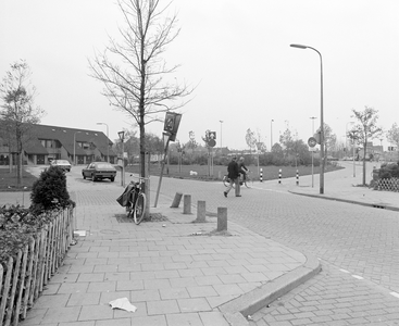 884552 Gezicht op een deel van het Keerkringplein te Utrecht, met rechts het fietspad richting Venuslaan.